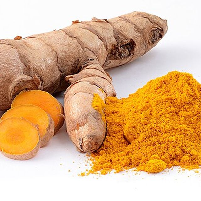 Turmeric root, whole and cut